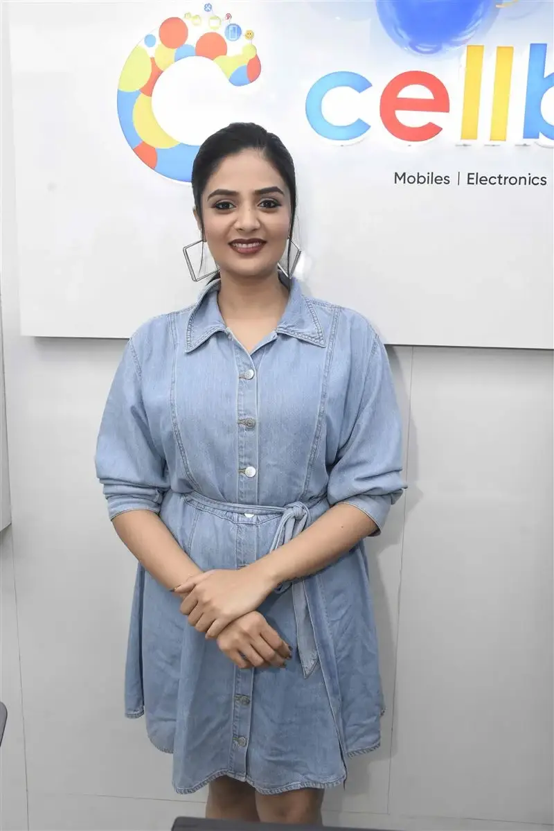 ACTRESS SREEMUKHI LAUNCHES CELLBAY MOBILES SHOWROOM MEDAK 18